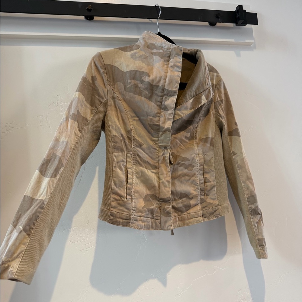 Cute camo jacket ✨